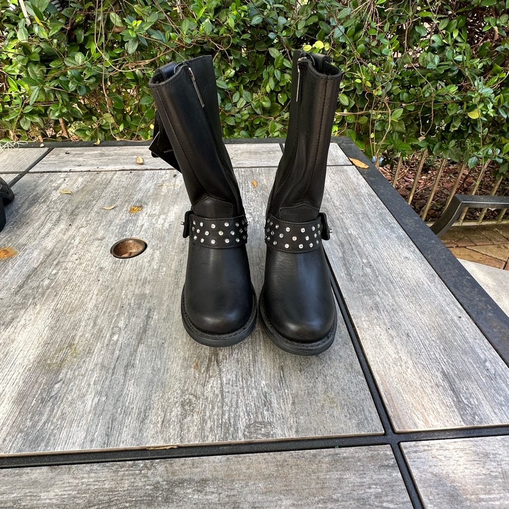 Harley Davidson women’s size 6 boots. New never worn.